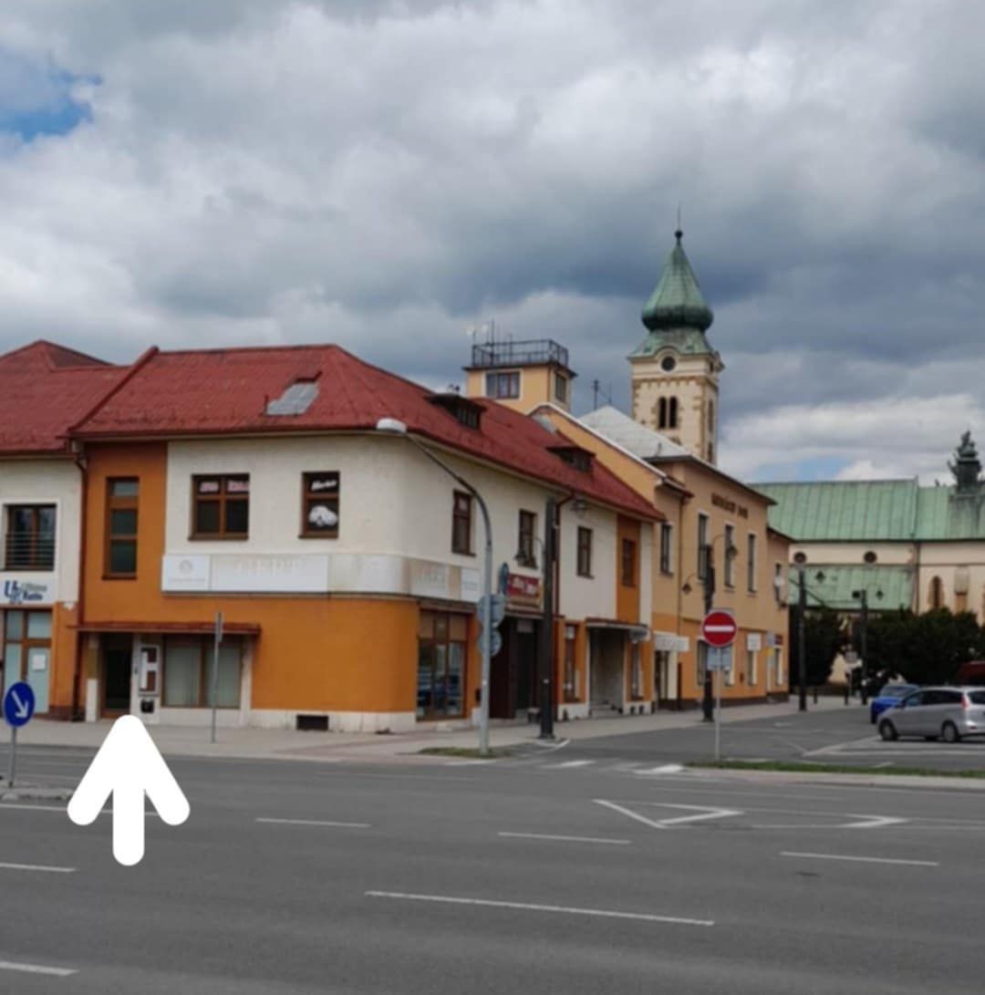 Budova, v ktorej sídli autoškola, Belopotockého 2. Vchod ukazuje šípka.