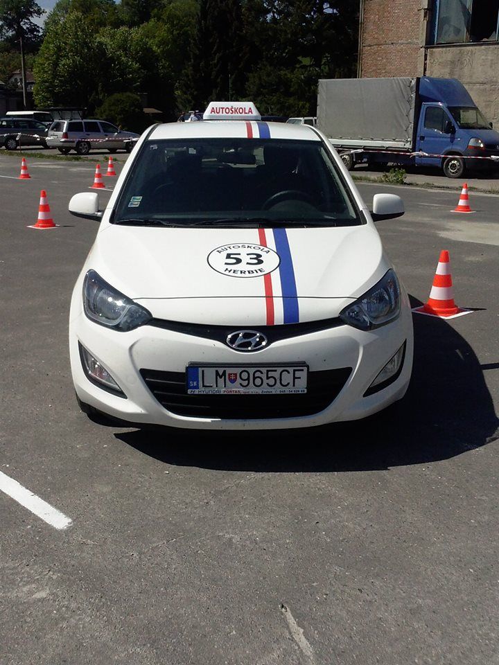 Výcvikové auto s pruhmi a číslom 53 na kapote