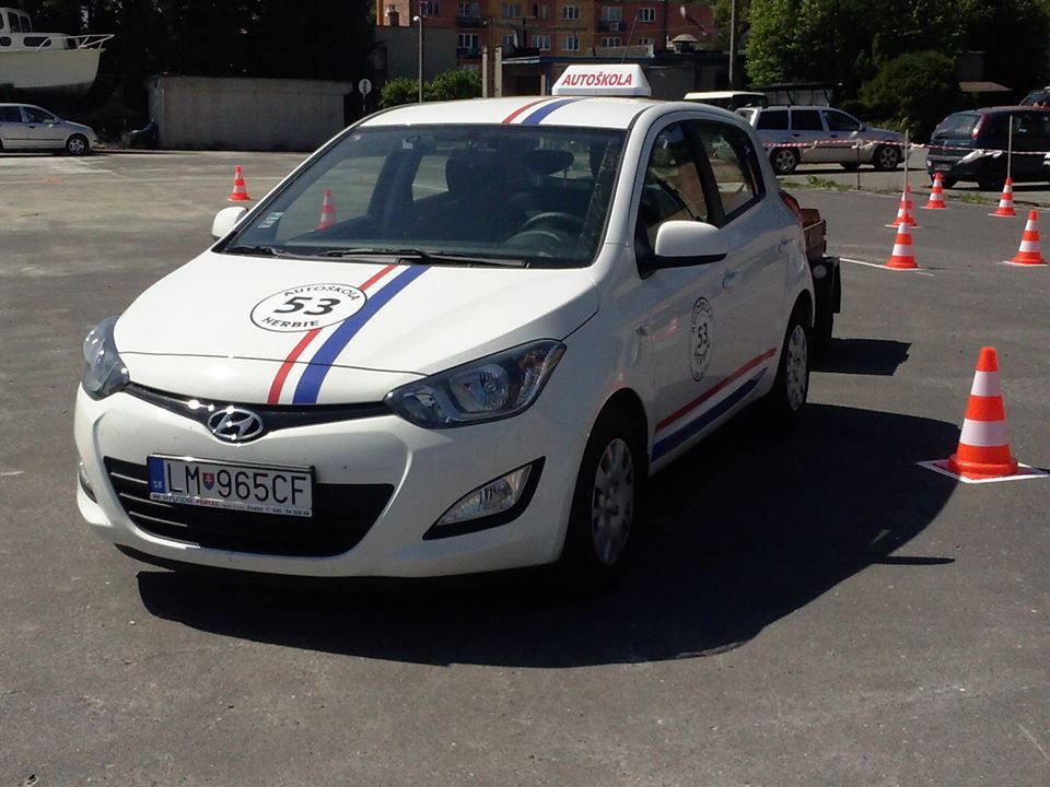 Výcvikové auto medzi kužeľmi na cvičisku
